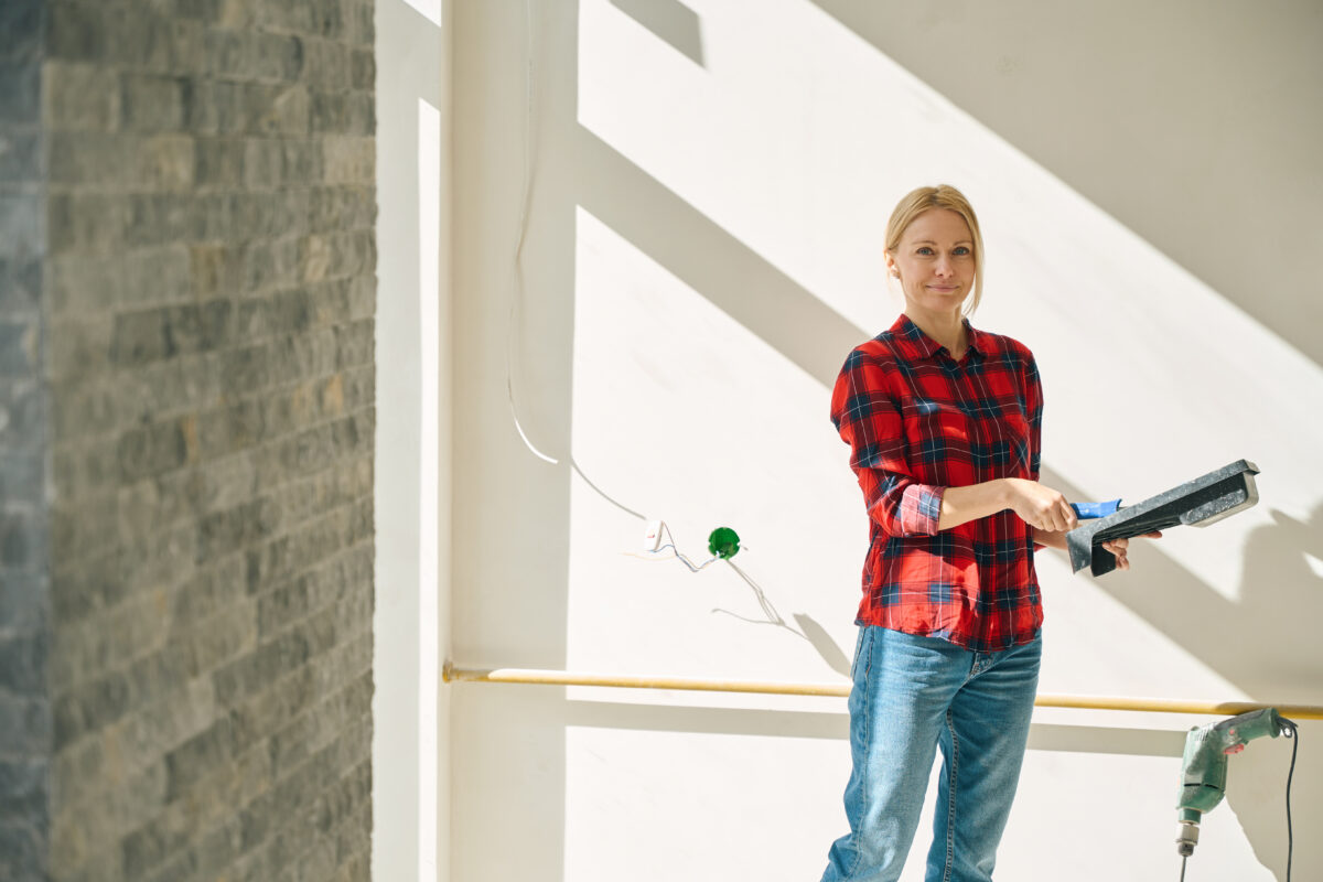 En dame øker verdien på boligen sin gjennom lett oppussing